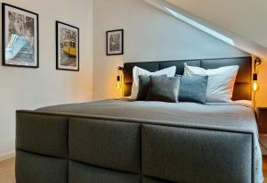 Un dormitorio con una cama grande con almohadas. en VonMos Loft Apartment, en Bernkastel-Kues