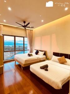 1 dormitorio con 2 camas y ventana grande en Maison life 2 小居屋 The Loft Imago en Kota Kinabalu