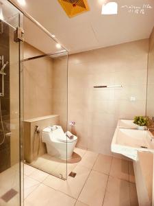 y baño con aseo y lavamanos. en Maison life 2 小居屋 The Loft Imago en Kota Kinabalu
