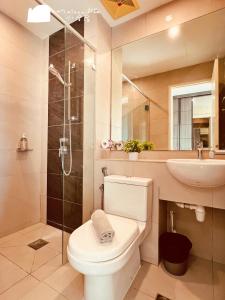 y baño con aseo, lavabo y ducha. en Maison life 2 小居屋 The Loft Imago en Kota Kinabalu