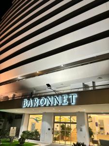 um edifício com uma placa que diz barroninion em 4 pers , 100m de la plage marina baie des anges French Riviera em Villeneuve-Loubet