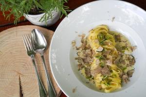 un plato blanco de comida con pasta y carne en Landhotel Grashof, en Mittelkalbach