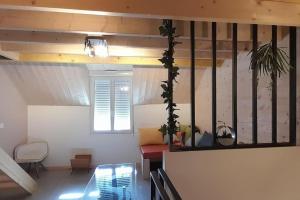 a room with a bed and a mirror on the wall at LAMATACAM, T3, RDC, 2 chamb. centre Argelès Gazost in Argelès-Gazost