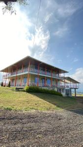 duży budynek na plaży z oceanem za nim w obiekcie Villa Jair Hotel w mieście Filandia