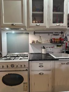 Kuchyň nebo kuchyňský kout v ubytování Mirador 1 del Mercado Central - habitacion con baño privado en el centro de la Ciudad Vella