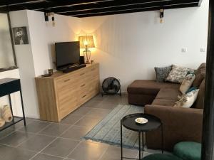 ein Wohnzimmer mit Couch und Flachbildfernseher in der Unterkunft Appartement loft 60 m2 centre ville in Sète