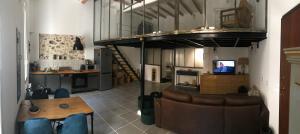 ein Wohnzimmer mit Hochbett und Tisch und Stühlen in der Unterkunft Appartement loft 60 m2 centre ville in Sète