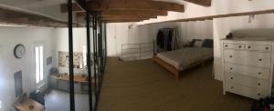 ein Schlafzimmer mit einem Bett und einer Kommode in der Unterkunft Appartement loft 60 m2 centre ville in Sète