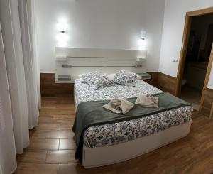 Un dormitorio con una cama con zapatos. en Villa linda, en Playa Blanca
