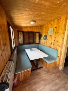 une petite chambre avec un banc et une table dans l'établissement De Fuut, à Nieuwe-Niedorp