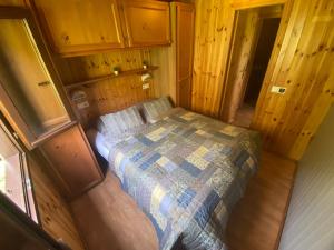 an overhead view of a bed in a cabin at De Fuut in Nieuwe-Niedorp