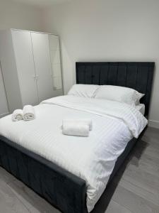 1 cama grande con 2 toallas encima en Fully furnished 1 Bedroom flat en Londres