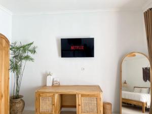 A television and/or entertainment centre at La PAYANA House Penida