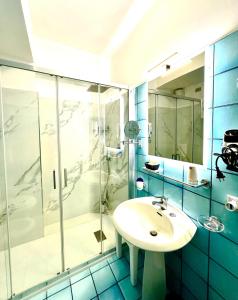 y baño con lavabo y ducha acristalada. en Hotel Le Fioriere en Praiano