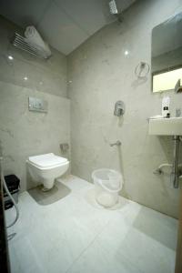 La salle de bains est pourvue de toilettes et d'un lavabo. dans l'établissement CABINSTAY-AIRPORT, à Mumbai