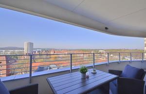 een tafel op een balkon met uitzicht op de stad bij Apartamenty Bryza - Sun Towers in Świnoujście