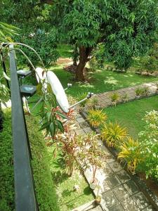 un giardino con aurnedificialificialificialificialificilificilificilificilificilificiclo di Kithmi Resort a Polonnaruwa