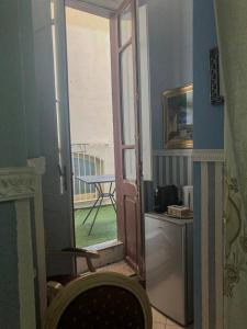 Pokój z drzwiami wychodzącymi na patio ze stołem w obiekcie Le Tre Stelle w Cagliari