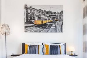リスボンにあるParaíso Alfamaの寝室の路面電車の白黒写真