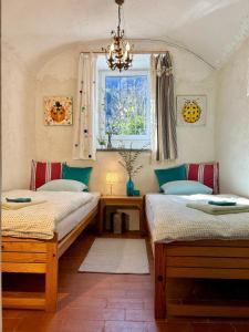 イントラーニャにあるB&B Casa Codegaのベッドルーム1室(ツインベッド2台、窓付)