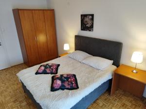 una camera con un letto con due cuscini sopra di Cozy Apartment Jole a Zara (Zadar)