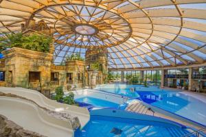 Bazén v ubytování Aquaworld Resort Budapest nebo v jeho okolí