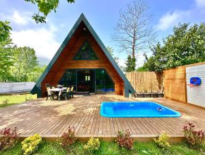 une maison avec une piscine sur une terrasse dans l'établissement Guzel Evler Family Resort, à Sapanca