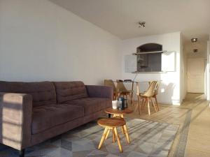 ビーニャデルマールにあるDepartamento El Encanto - Reñacaのソファとテーブルのあるリビングルーム