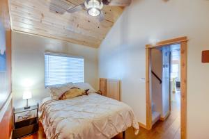 Schlafzimmer mit einem Bett und einem Deckenventilator in der Unterkunft Cozy and Restful Cabin, Steps to Lake Almanor in Lake Almanor