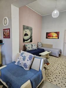 sypialnia z 2 łóżkami i kanapą w obiekcie casa porta nuova w mieście Palermo