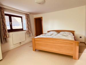 Łóżko lub łóżka w pokoju w obiekcie Ferienwohnung Klampfermühle