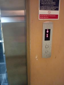 een knop op een deur met een bord erop bij Best suites Mvuli in Nairobi