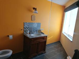 Vannituba majutusasutuses Une Chambre au Verger