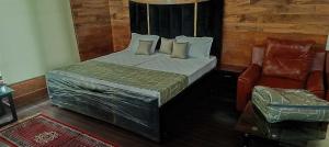 Un pat sau paturi într-o cameră la Homewood Suites And Guest House