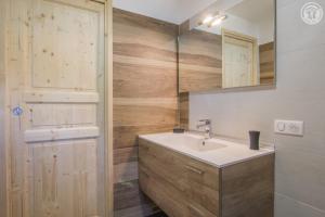 Koupelna v ubytování Gîte Les Mélèzes + 10 fotografií