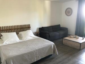 Letto o letti in una camera di Le Mayann