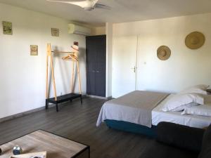 una camera d'albergo con un letto e un tavolo di Le Mayann a Le Diamant