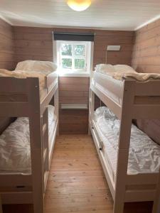 Pokój z 3 łóżkami piętrowymi i oknem w obiekcie Cabin close to Kjerag, hiking and lakes! w mieście Tjørhom