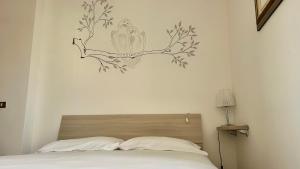 a bedroom with a bed with a bird on the wall at M324 - Marcelli, delizioso trilocale con terrazzo panoramico in Marcelli