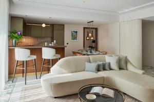 Uma área de estar em Carlton Cannes, a Regent Hotel