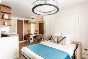 Habitación de hotel con cama y comedor en Luxury 2 Bedroom & 2 Bathroom Suite - Marais en París