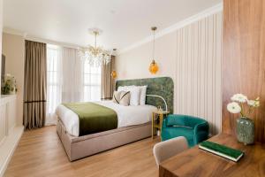 Habitación de hotel con cama y mesa en Luxury 2 Bedroom & 2 Bathroom Suite - Marais en París