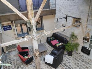 an overhead view of a living room with a cross at My Tasse de Thé in Saint-Maurice-sous-les-Côtes