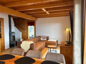 Grand Chalet Veysonnaz w/Spa في سيون: غرفة معيشة مع أريكة وطاولة