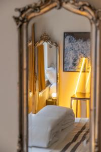 um reflexo de espelho de uma cama num quarto em Smartflats - L'Orangerie IV Maastricht em Maastricht