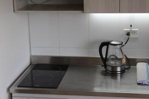 Eldhús eða eldhúskrókur á LLanogrande Apartamento Estudio Puerto Bulevar
