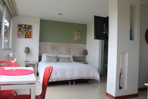 Rúm í herbergi á LLanogrande Apartamento Estudio Puerto Bulevar