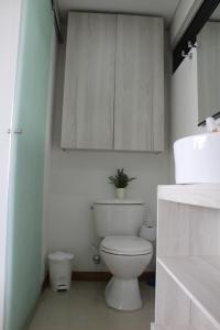Baðherbergi á LLanogrande Apartamento Estudio Puerto Bulevar