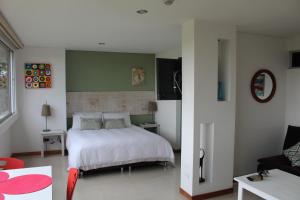 Rúm í herbergi á LLanogrande Apartamento Estudio Puerto Bulevar