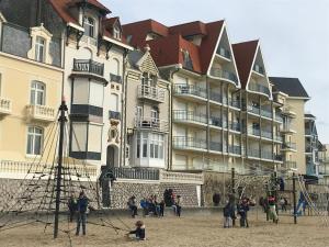 a group of people standing in front of a large building at Une jolie vue - Appt 2 pièces Vue mer Balcon sud in Wimereux
